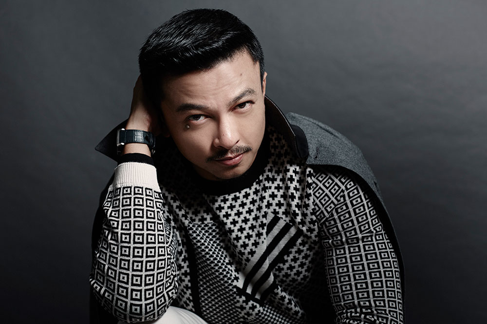 Jovian Mandagie in a monochrome patterned look